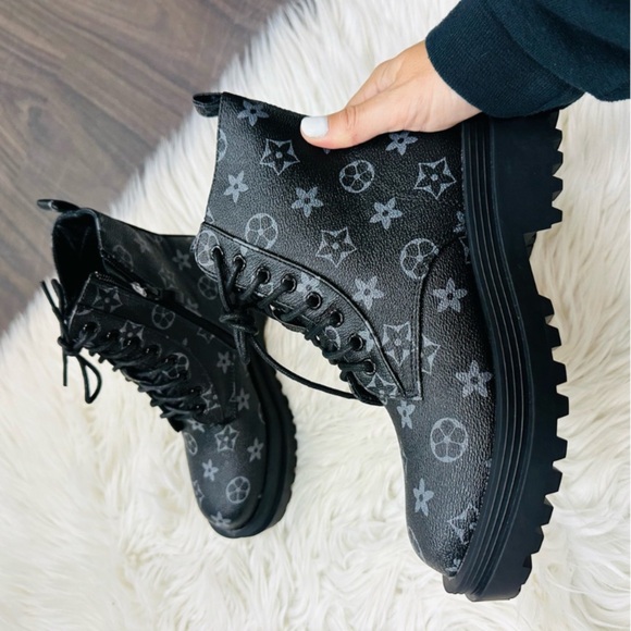 Beautiful boots 👢🖤 - Picture 5 of 5